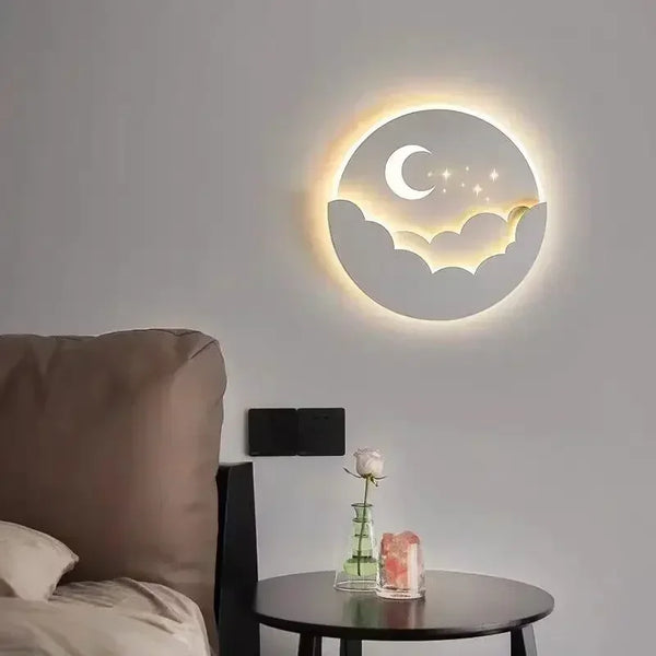 Applique murale lune et nuages au-dessus d'une table de chevet