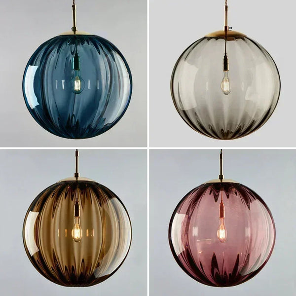 Les quatre coloris de la suspension boule en verre nervuré