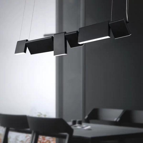 Suspension LED géométrique noire à têtes orientables au-dessus d'une table à manger