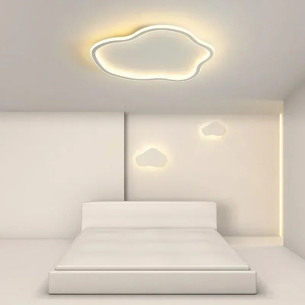 Plafonnier nuage LED dans une chambre blanche minimaliste