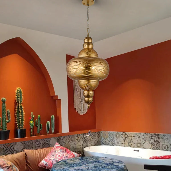 Grande suspension orientale à perles dans une salle de bain