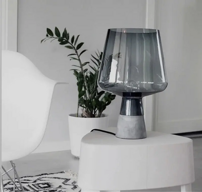 Lampe de Bureau Nordique en Ciment et Verre – Minimalisme Créatif pour un Intérieur Tendance Luminaire Paris
