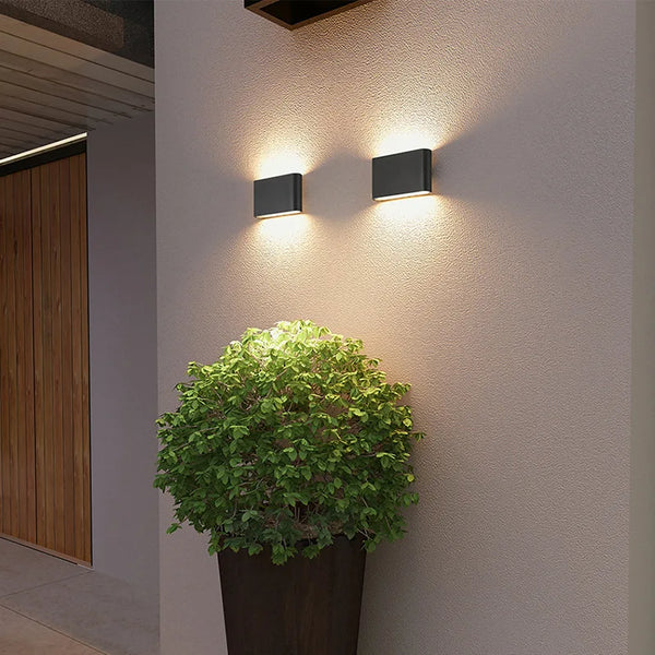 Deux appliques murales LED dans une entrée