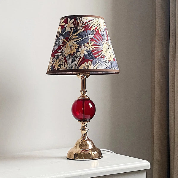 Lampe de chevet pied doré et boule en verre rouge