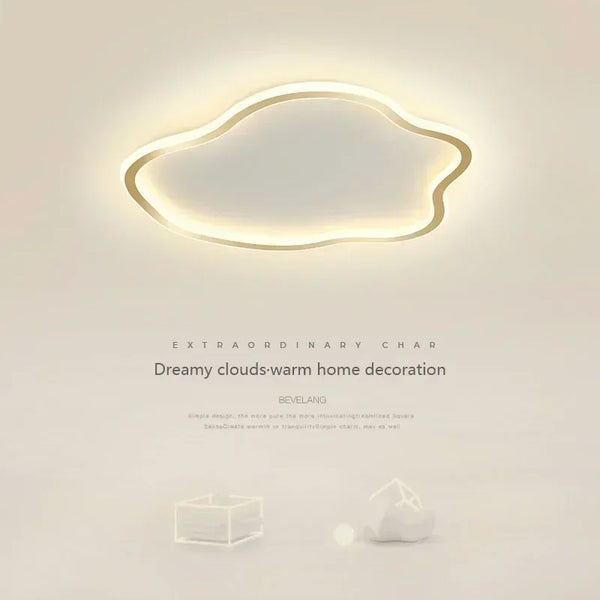 Plafonnier LED nuage à liseré doré allumé, lumière douce au plafond
