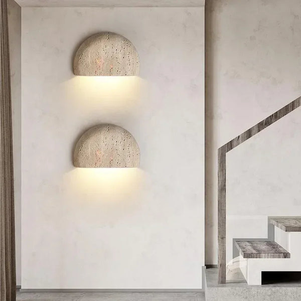 Deux appliques demi-lune en pierre le long d'un escalier