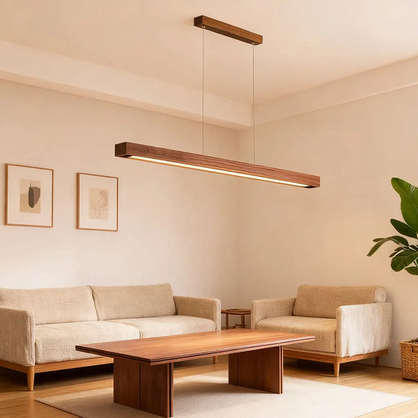 Suspension LED longue en bois noyer dans un salon, lumière chaude