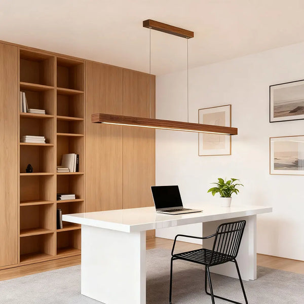 Suspension LED linéaire en bois noyer au-dessus d'un bureau blanc