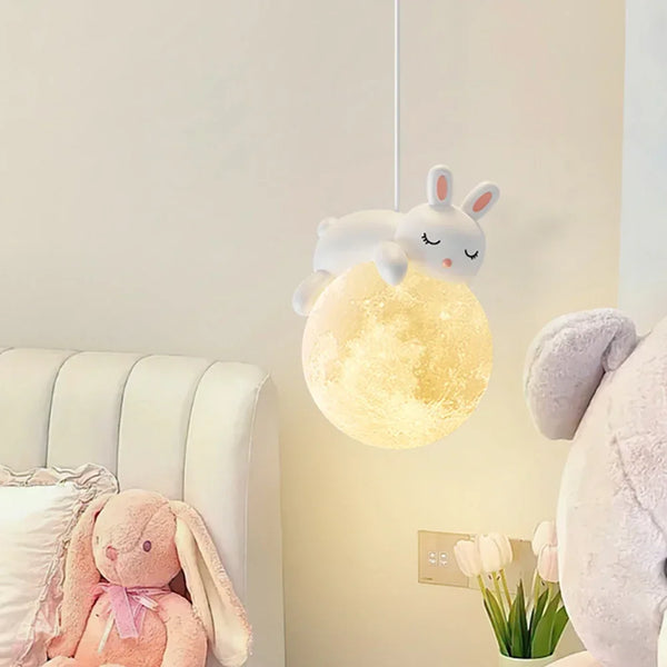 Suspension lune avec petit lapin endormi, chambre d'enfant